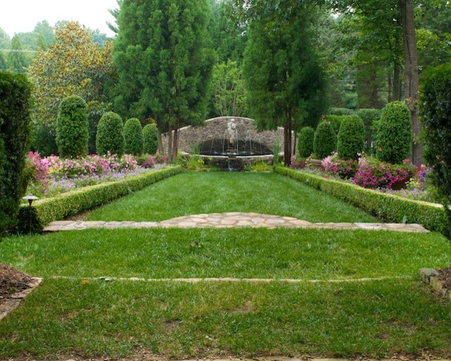 Idée de décoration pour un jardin arrière design de taille moyenne et au printemps avec un point d'eau, une exposition partiellement ombragée et des pavés en pierre naturelle.