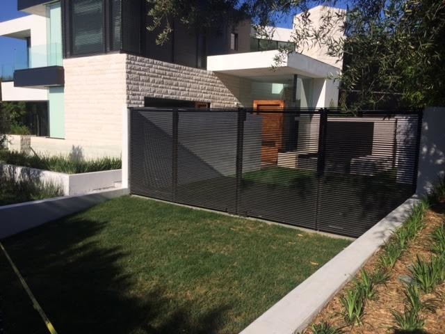 Immagine di un giardino moderno in ombra di medie dimensioni e dietro casa con un muro di contenimento