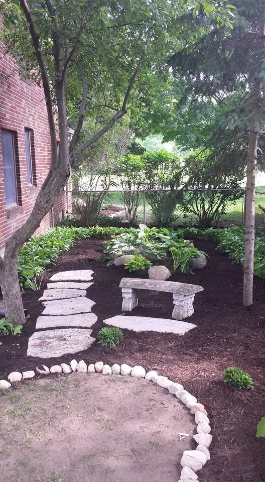 Inspiration for a traditional side xeriscape garden in Detroit with a pathway and mulch.