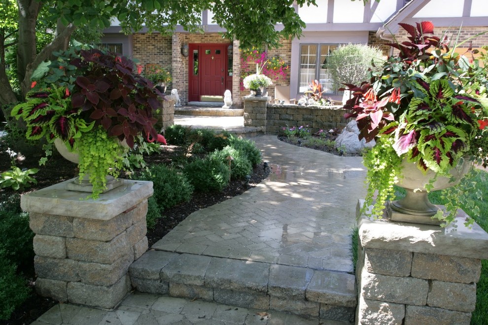 Свежая идея для дизайна: регулярный сад среднего размера на переднем дворе в классическом стиле с садовой дорожкой или калиткой и мощением клинкерной брусчаткой - отличное фото интерьера