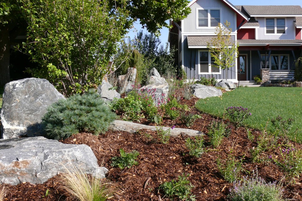 Esempio di un giardino xeriscape contemporaneo davanti casa con pavimentazioni in pietra naturale