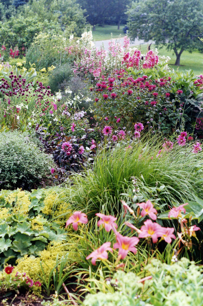 Cette image montre un jardin à la française arrière design de taille moyenne et l'été avec une exposition partiellement ombragée.