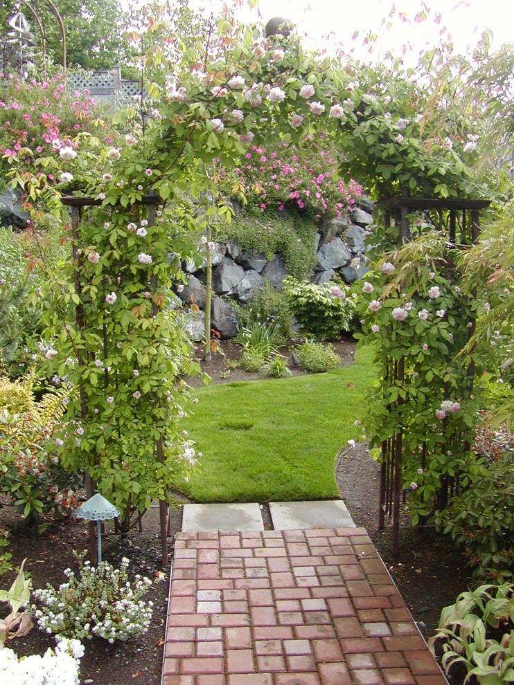 Inspiration för en vintage trädgård, med en trädgårdsgång