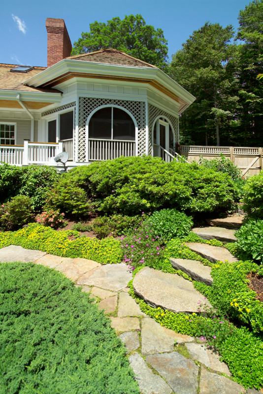 На фото: большой солнечный, весенний регулярный сад на заднем дворе в классическом стиле с садовой дорожкой или калиткой, покрытием из каменной брусчатки и хорошей освещенностью