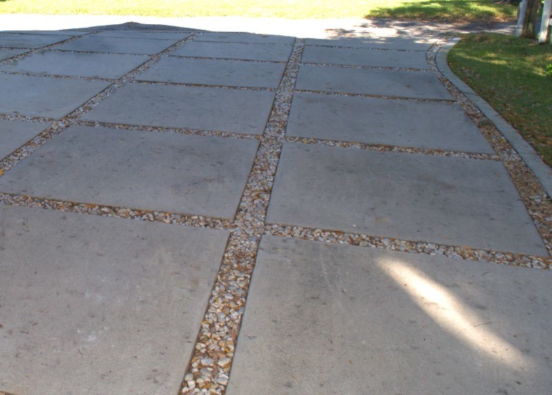 Idee per un vialetto d'ingresso esposto a mezz'ombra di medie dimensioni e davanti casa con pavimentazioni in cemento