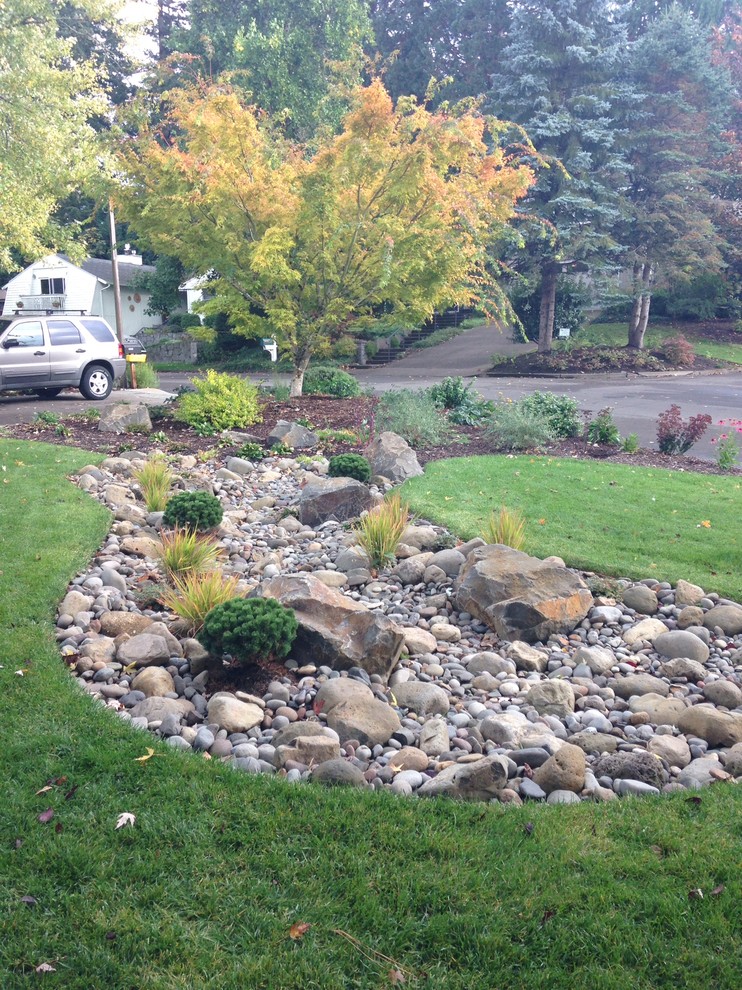 Inspiration for a contemporary full sun front yard landscaping in Portland for winter.