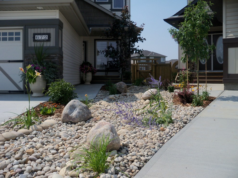 Inspiration for a small traditional drought-tolerant and partial sun front yard mulch landscaping in Edmonton for summer.