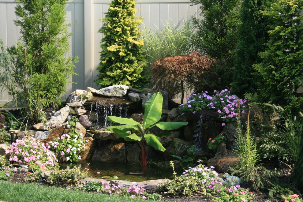 Свежая идея для дизайна: солнечный сад с прудом среднего размера на заднем дворе в морском стиле с хорошей освещенностью и мульчированием - отличное фото интерьера