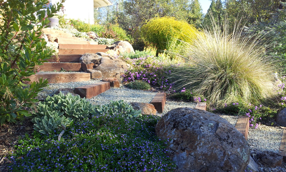 Стильный дизайн: солнечный регулярный сад среднего размера на заднем дворе в классическом стиле с хорошей освещенностью и покрытием из гравия - последний тренд