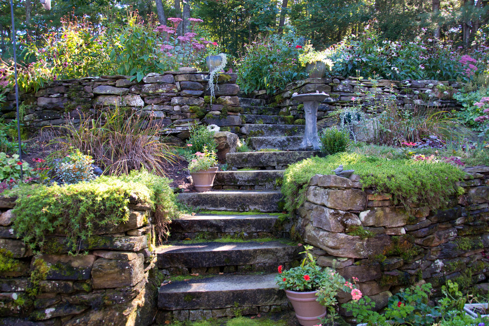 Idee per un giardino formale rustico esposto in pieno sole dietro casa con un ingresso o sentiero e pavimentazioni in pietra naturale
