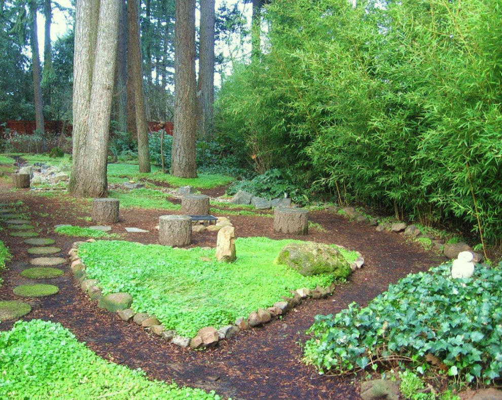 Ispirazione per un giardino classico esposto in pieno sole di medie dimensioni con un ingresso o sentiero e un pendio, una collina o una riva