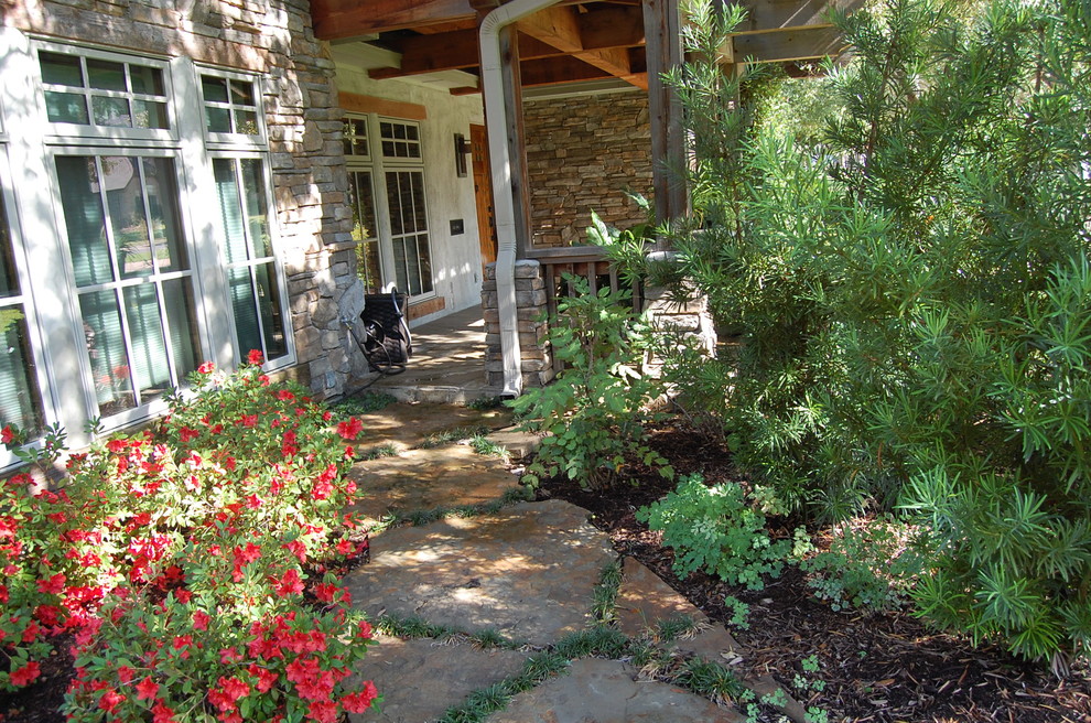 Immagine di un giardino chic esposto a mezz'ombra di medie dimensioni e davanti casa con pavimentazioni in pietra naturale