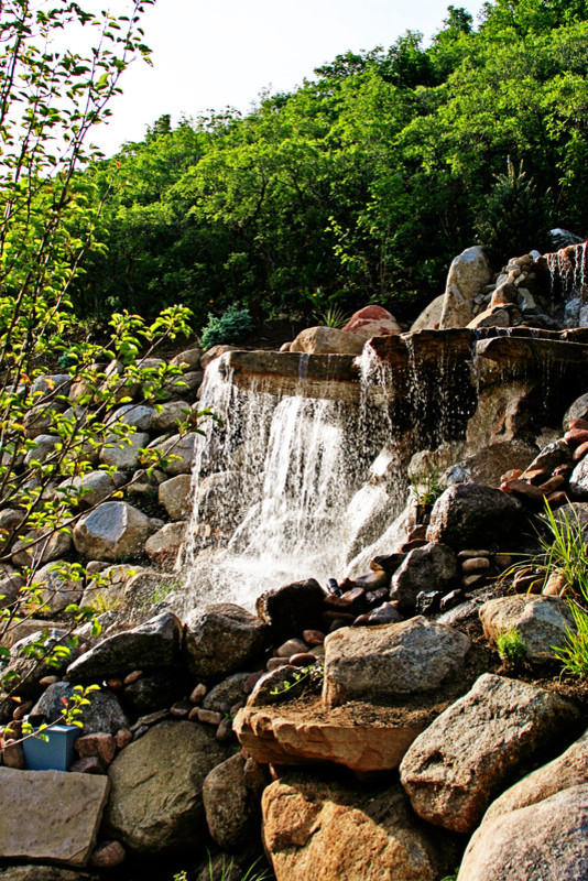 Mittelgroßer Rustikaler Garten im Frühling mit Wasserspiel und direkter Sonneneinstrahlung in Salt Lake City