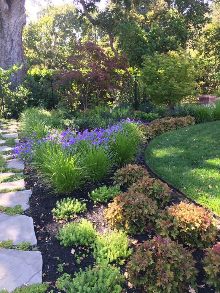 Foto di un grande giardino classico esposto a mezz'ombra dietro casa in estate con un ingresso o sentiero e pavimentazioni in pietra naturale