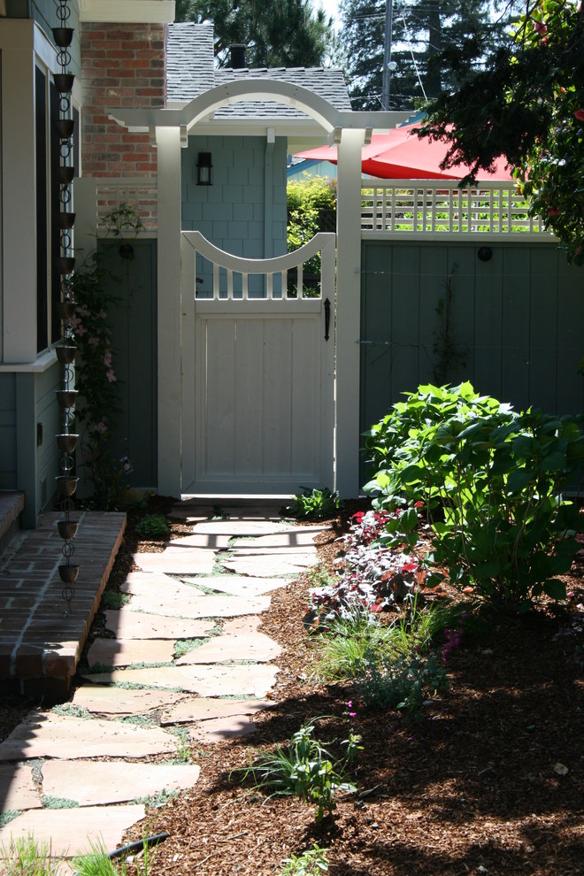 Cette image montre un aménagement d'entrée ou allée de jardin arrière design de taille moyenne avec une exposition ensoleillée et des pavés en pierre naturelle.