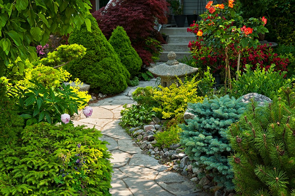 Ispirazione per un giardino formale etnico esposto a mezz'ombra di medie dimensioni e davanti casa in primavera con pavimentazioni in pietra naturale e un ingresso o sentiero