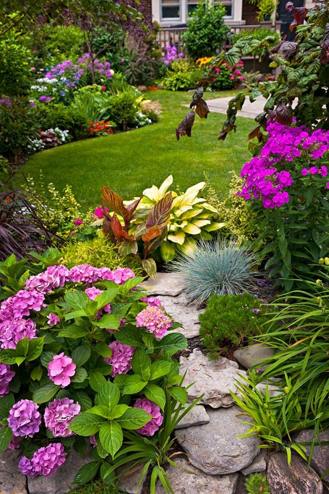 Inspiration for a large traditional full sun backyard landscaping in Oklahoma City for spring.