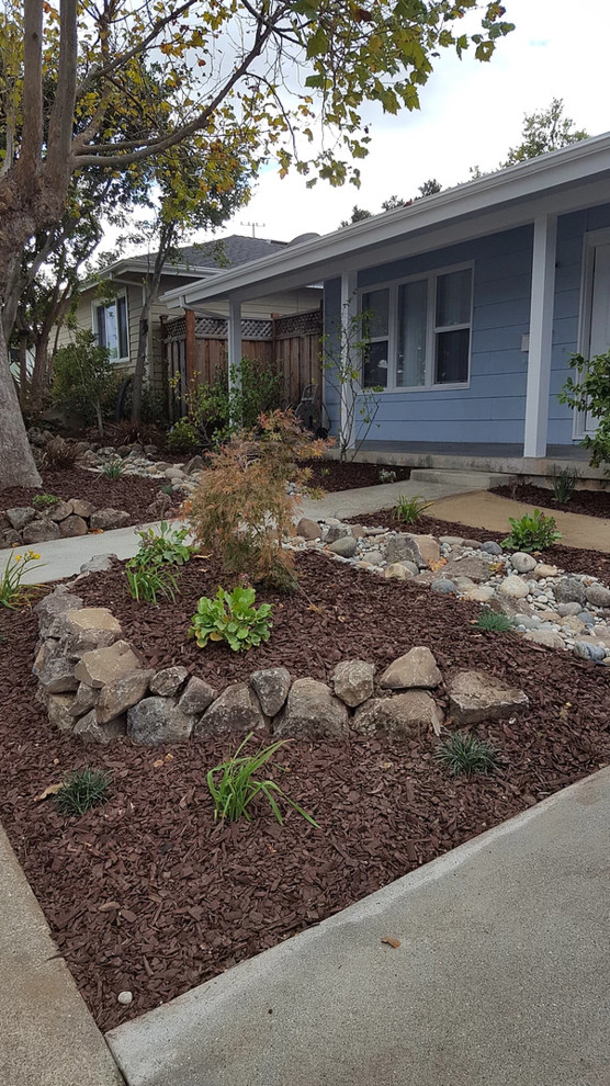 На фото: участок и сад среднего размера на переднем дворе в классическом стиле с камнем в ландшафтном дизайне, полуденной тенью и мульчированием