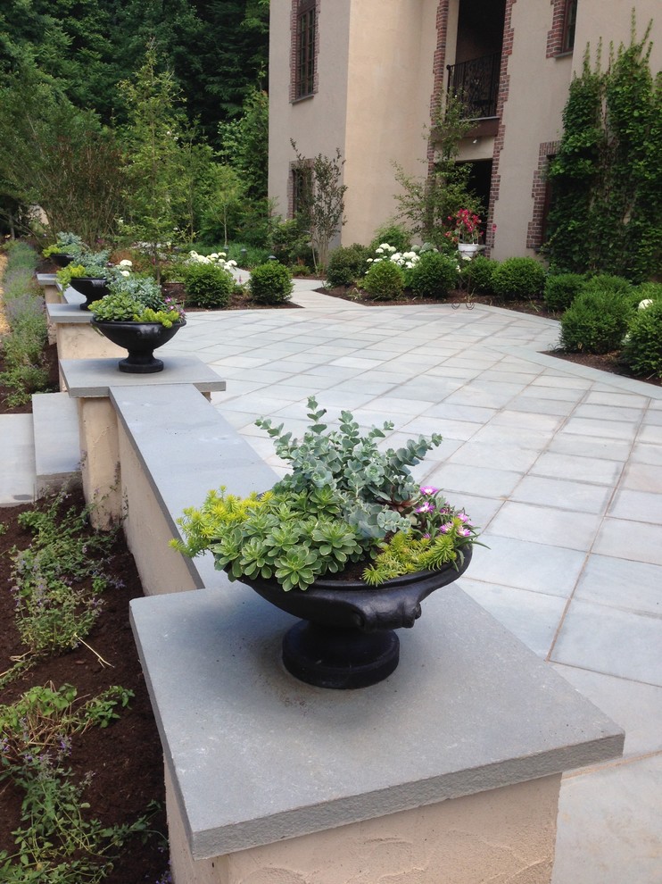 Пример оригинального дизайна: большой участок и сад на заднем дворе в классическом стиле с садовой дорожкой или калиткой, полуденной тенью и покрытием из каменной брусчатки