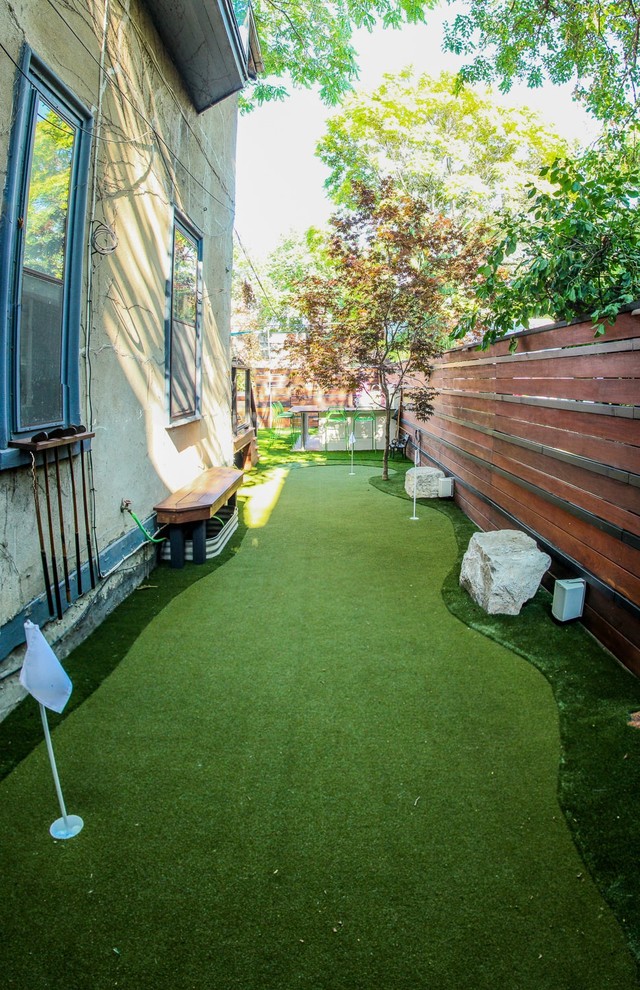 Idées déco pour un terrain de sport extérieur arrière classique de taille moyenne avec une exposition partiellement ombragée.