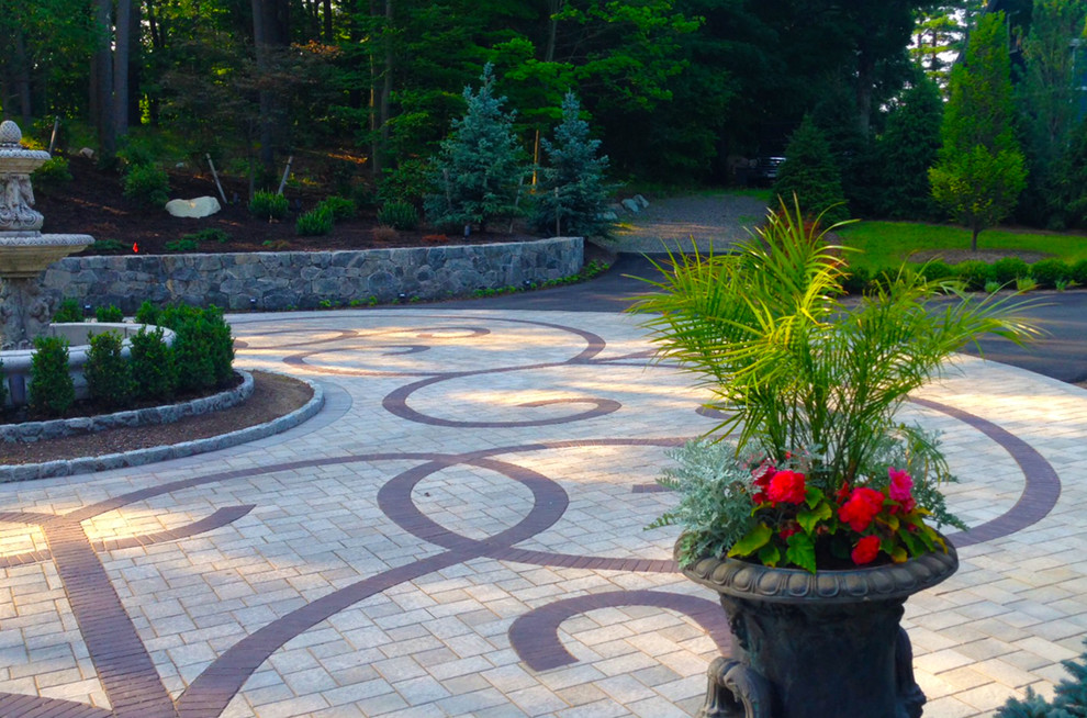 Пример оригинального дизайна: большой солнечный садовый фонтан на переднем дворе в классическом стиле с подъездной дорогой, хорошей освещенностью и мощением клинкерной брусчаткой