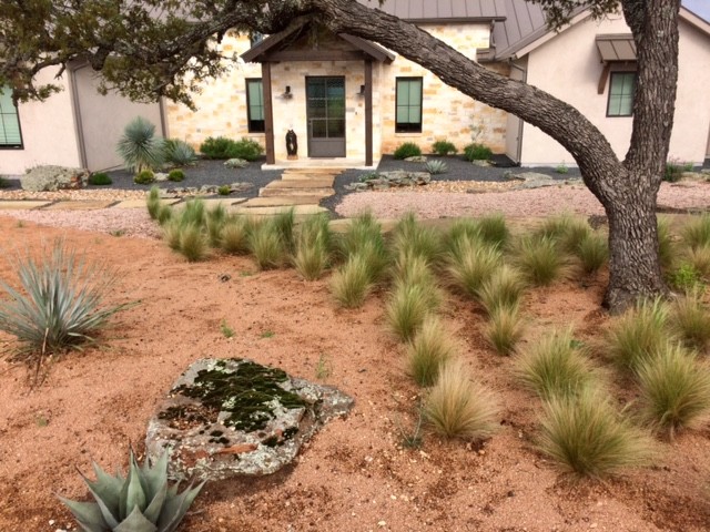Idee per un giardino xeriscape american style esposto in pieno sole con un pendio, una collina o una riva e pavimentazioni in pietra naturale