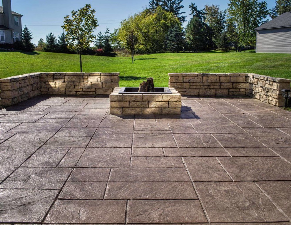 Modelo de patio clásico de tamaño medio en patio lateral con brasero y adoquines de piedra natural