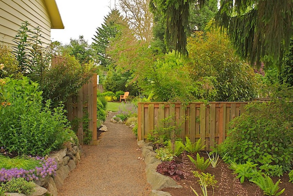 Idee per un grande giardino formale classico esposto a mezz'ombra nel cortile laterale in primavera con un ingresso o sentiero e ghiaia