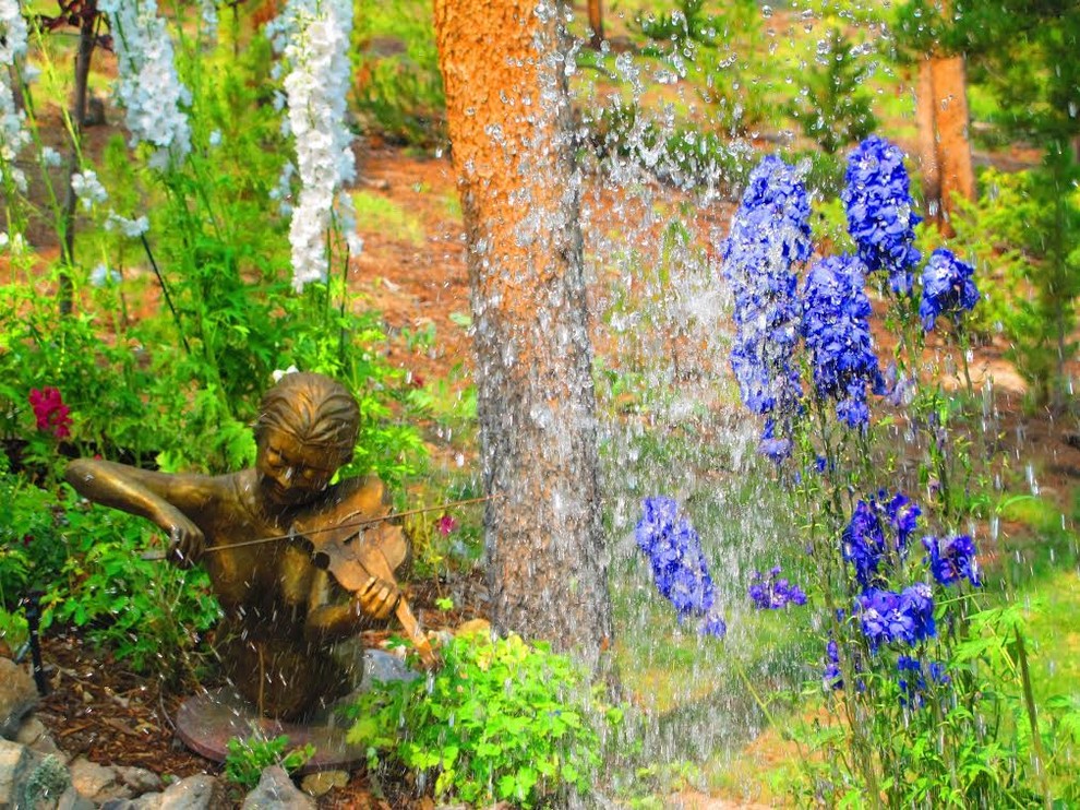 Свежая идея для дизайна: большой весенний садовый фонтан на заднем дворе в современном стиле с полуденной тенью и покрытием из каменной брусчатки - отличное фото интерьера