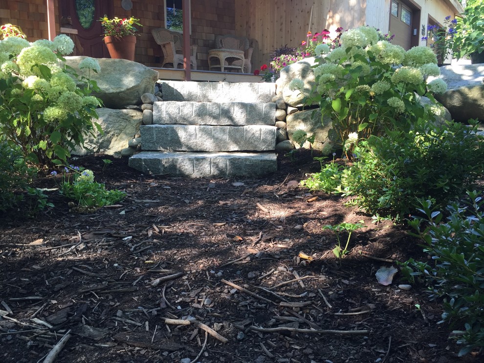 Halbschattiger Klassischer Vorgarten mit Mulch in Portland Maine