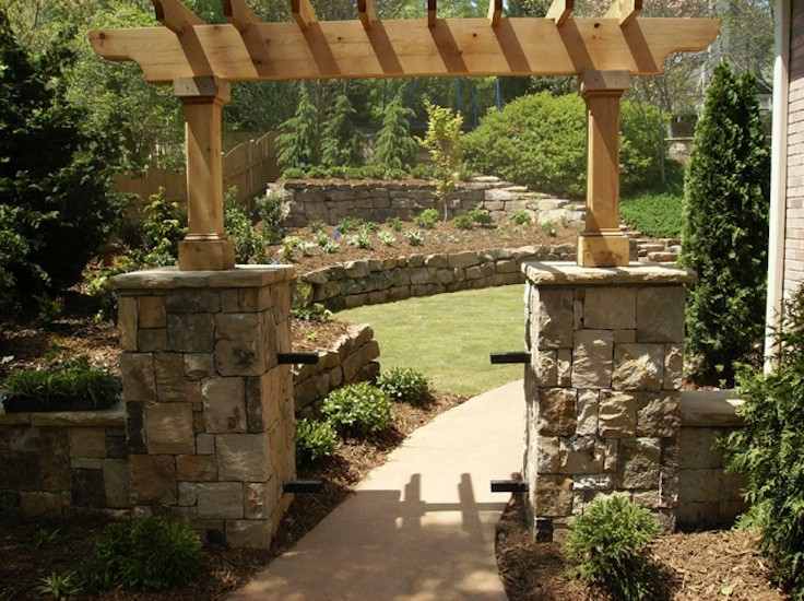 Foto di un giardino stile americano esposto a mezz'ombra di medie dimensioni e dietro casa con un muro di contenimento e pavimentazioni in pietra naturale