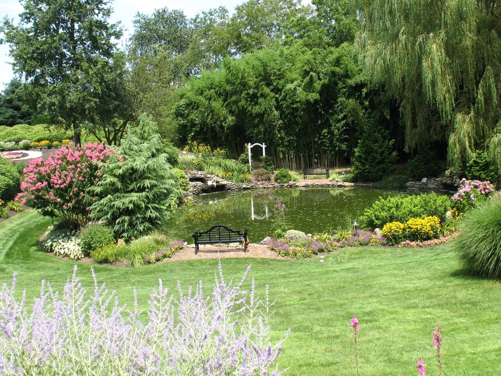 他の地域にある高級な中くらいなトラディショナルスタイルのおしゃれな庭 (池、半日向) の写真
