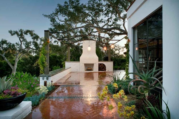 Idées déco pour un jardin arrière classique de taille moyenne et l'été avec un foyer extérieur, une exposition ensoleillée et des pavés en brique.