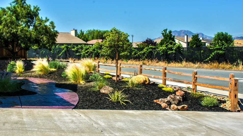 Свежая идея для дизайна: солнечный засухоустойчивый сад среднего размера на переднем дворе в стиле рустика с хорошей освещенностью и мульчированием - отличное фото интерьера