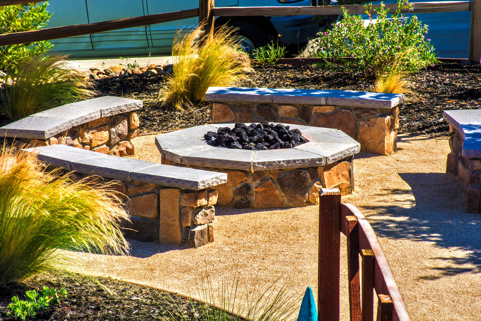 На фото: солнечный засухоустойчивый сад среднего размера на переднем дворе в стиле рустика с местом для костра, хорошей освещенностью и мульчированием