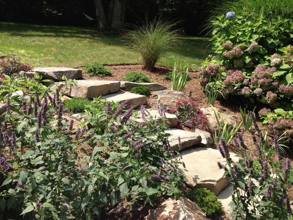 Idee per un grande orto in giardino tradizionale esposto a mezz'ombra dietro casa in primavera con pavimentazioni in pietra naturale