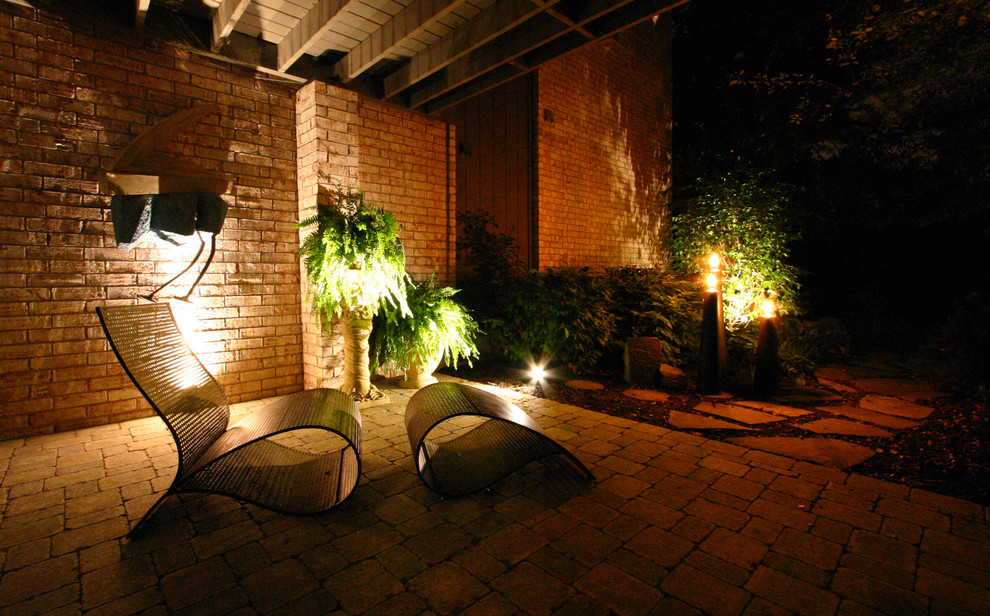 Traditional courtyard patio in Detroit.