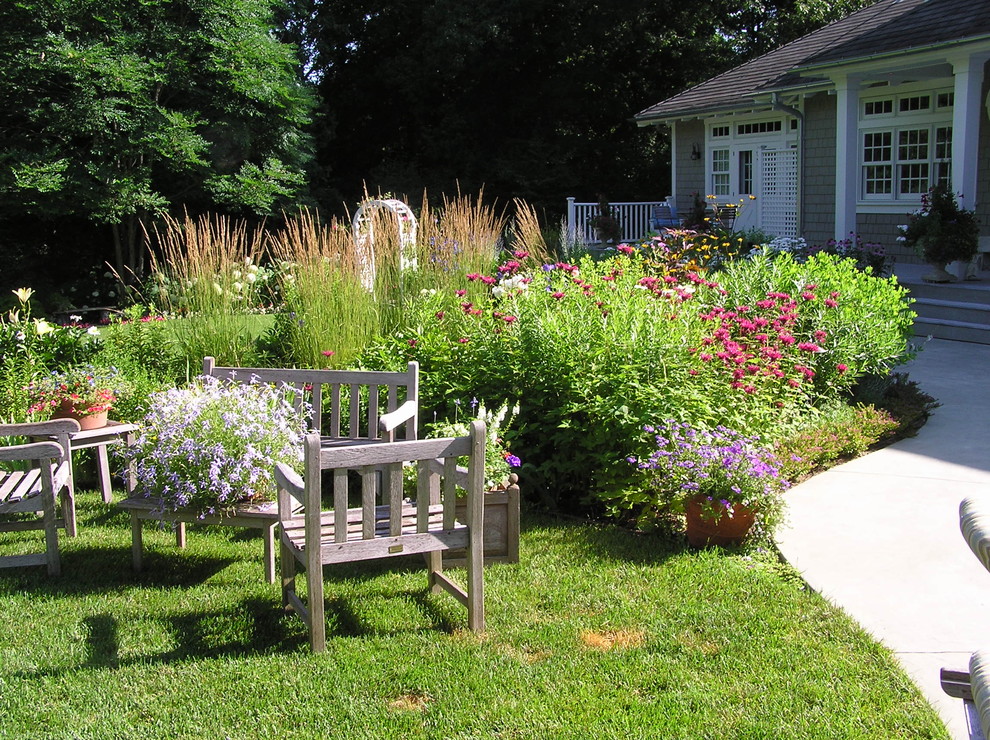 Идея дизайна: участок и сад на переднем дворе в классическом стиле
