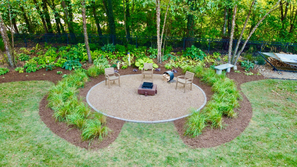 Idee per un giardino xeriscape esposto a mezz'ombra dietro casa in autunno con un focolare e sassi di fiume