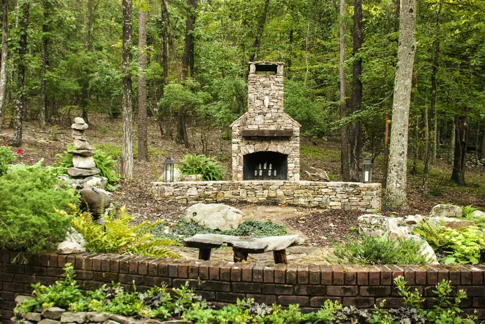 Immagine di un giardino stile rurale in cortile con un caminetto