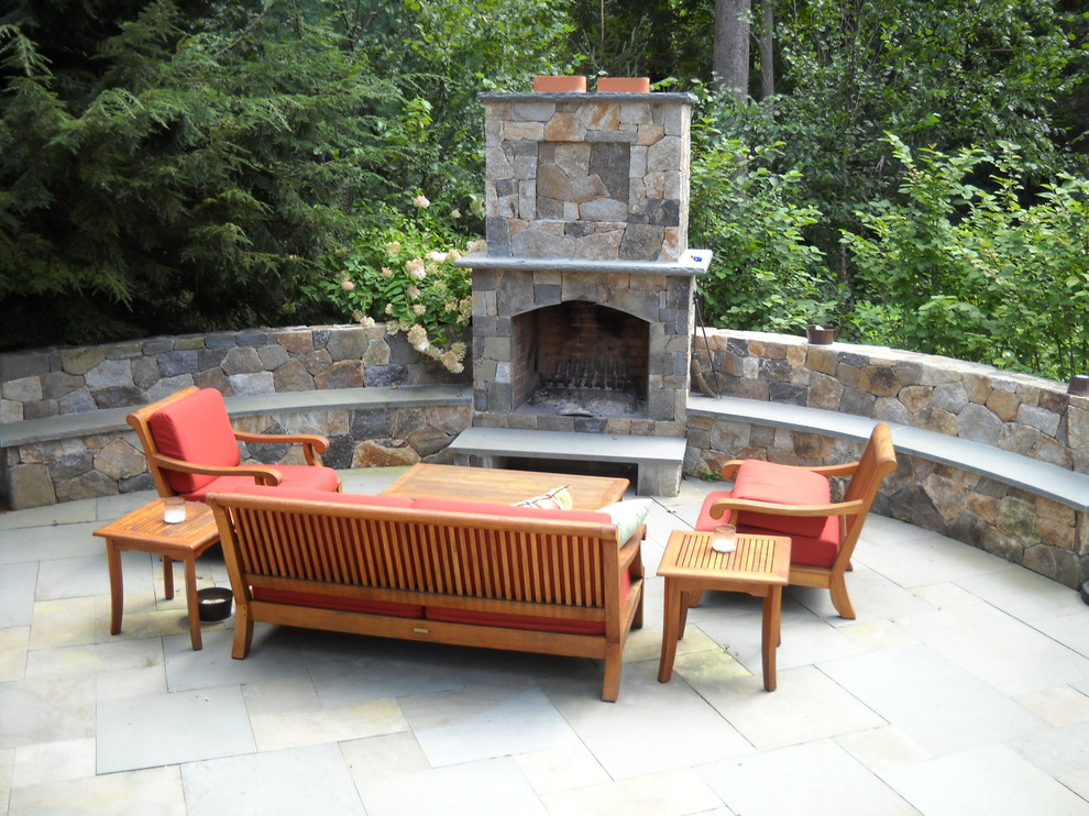 Imagen de patio tradicional en patio trasero con adoquines de piedra natural