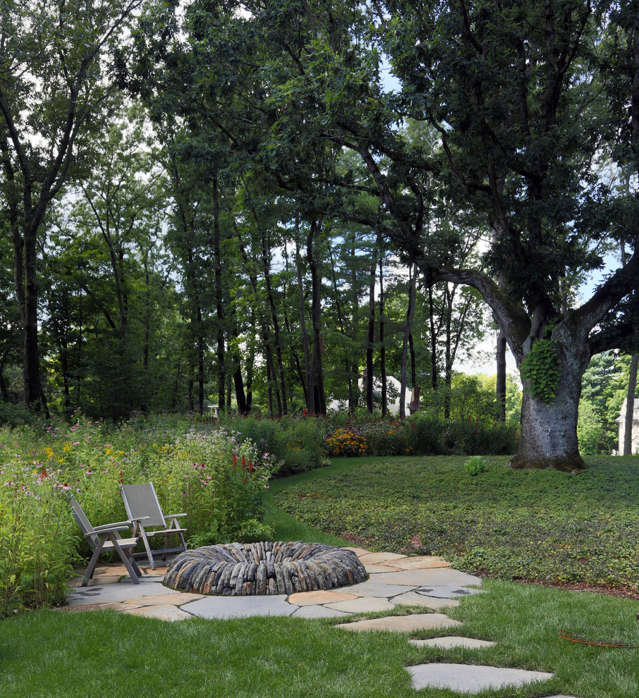 ボストンにあるコンテンポラリースタイルのおしゃれな庭 (天然石敷き) の写真