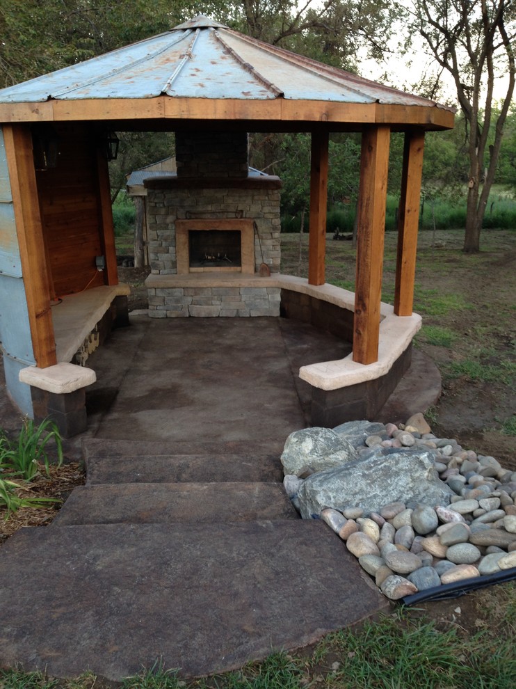 Foto de jardín de estilo de casa de campo de tamaño medio en patio trasero con brasero