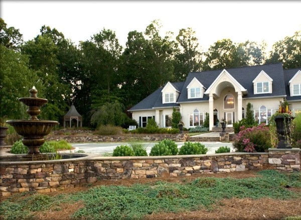 Design ideas for a traditional garden in Charlotte.