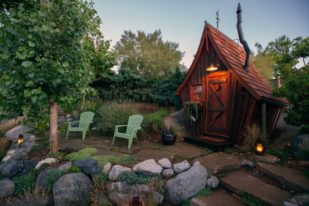 Uriger Garten hinter dem Haus mit Natursteinplatten in Sacramento
