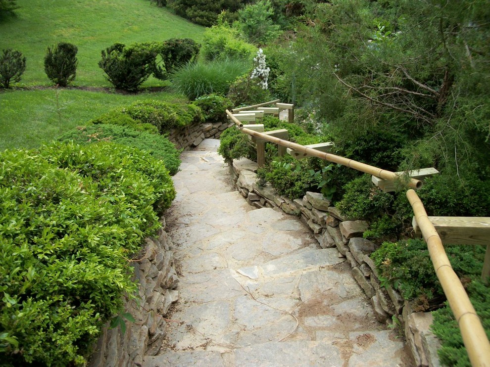 Diseño de jardín asiático en ladera con adoquines de piedra natural