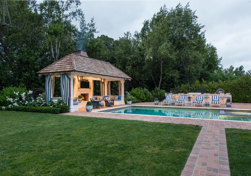 Свежая идея для дизайна: большой участок и сад на заднем дворе в классическом стиле с мощением клинкерной брусчаткой - отличное фото интерьера