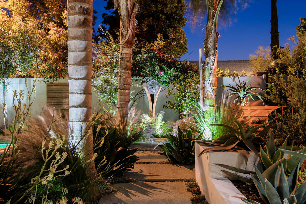 Immagine di un grande giardino formale american style dietro casa con un ingresso o sentiero