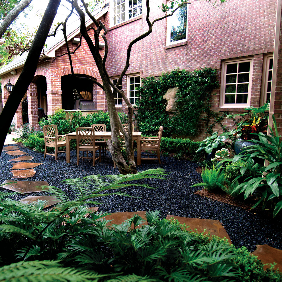 Пример оригинального дизайна: большой тенистый участок и сад на заднем дворе в классическом стиле с покрытием из гравия