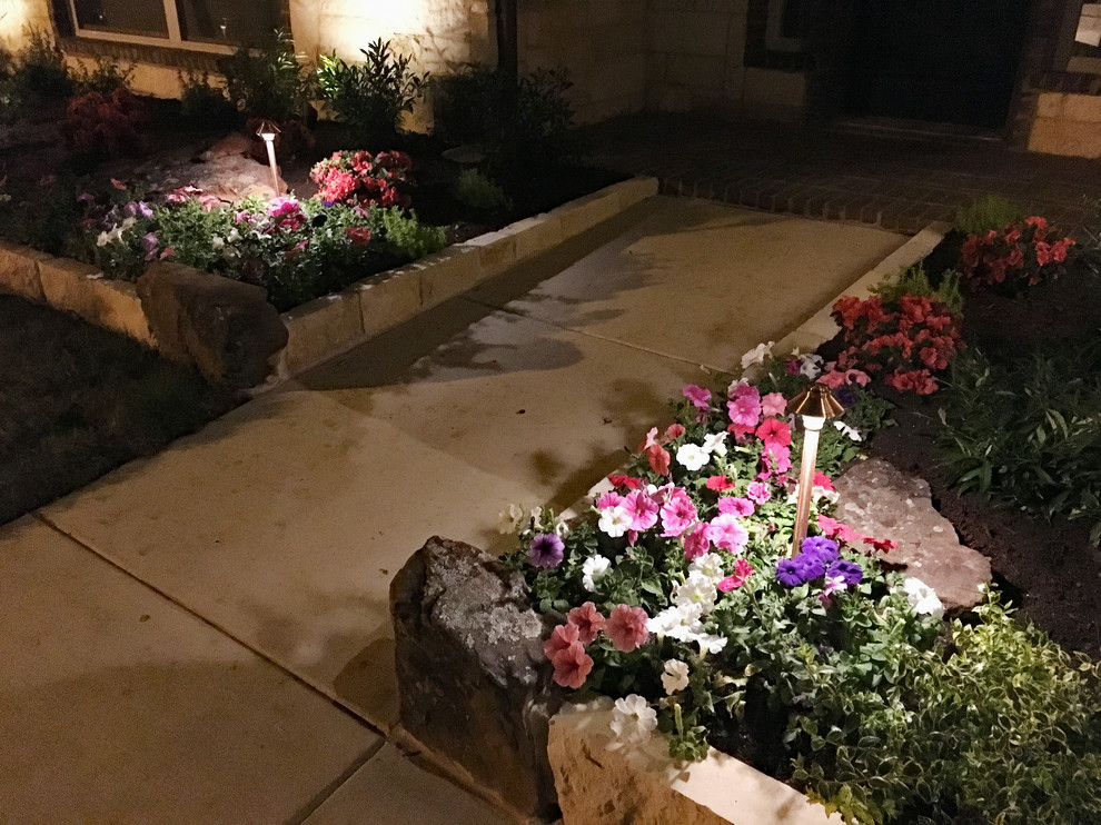 На фото: летний регулярный сад на переднем дворе в стиле модернизм с садовой дорожкой или калиткой и мощением тротуарной плиткой